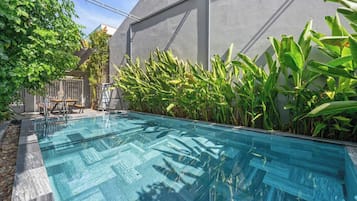 Hồ bơi ngoài trời