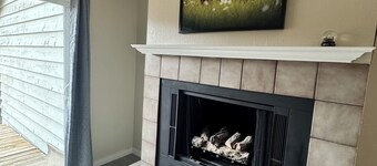 Cozy 2-bedroom condo in charming Anchorage with AC