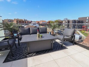 Outdoor dining - FALCON LUXE, luxury holiday cottage, with a garden in Whitby (Whitby)