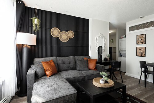 Quiet & Walkable: Stampede, BMO, Nightlife, Restaurants, Entertainment & MORE!