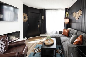 Living area - Quiet & Walkable: Stampede, BMO, Nightlife, Restaurants, Entertainment & MORE! (Calgary)