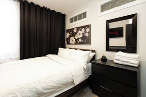 1 bedroom, iron/ironing board, WiFi, bed sheets - Quiet & Walkable: Stampede, BMO, Nightlife, Restaurants, Entertainment & MORE! (Calgary)