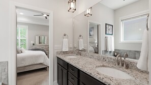 Shower, towels, soap, toilet paper - Upscale & Spacious in the Heart of Hendersonville 30 Min from Nashville/Airport (Hendersonville)