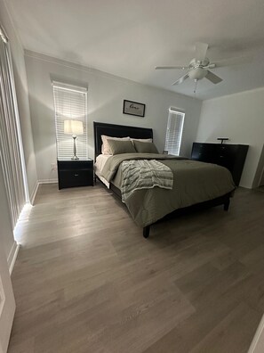 3 bedrooms, desk, free WiFi, bed sheets - 3-bedroom house in beautiful Fort Myers with cool AC. Swimming poo. (Fort Myers)