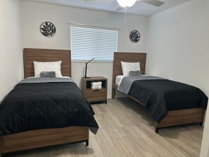3 bedrooms, desk, free WiFi, bed sheets - 3-bedroom house in beautiful Fort Myers with cool AC. Swimming poo. (Fort Myers)