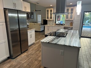 Fridge, microwave, oven, stovetop - 3-bedroom house in beautiful Fort Myers with cool AC. Swimming poo. (Fort Myers)