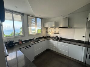 Private kitchen - Excellent luxury apartment with sea view (Baie-Mahault)