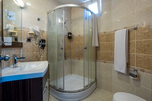Habitación estándar con 1 cama matrimonial o 2 individuales, balcón | Baño | Regadera, amenidades de baño gratuitas, secadora de cabello, toallas 