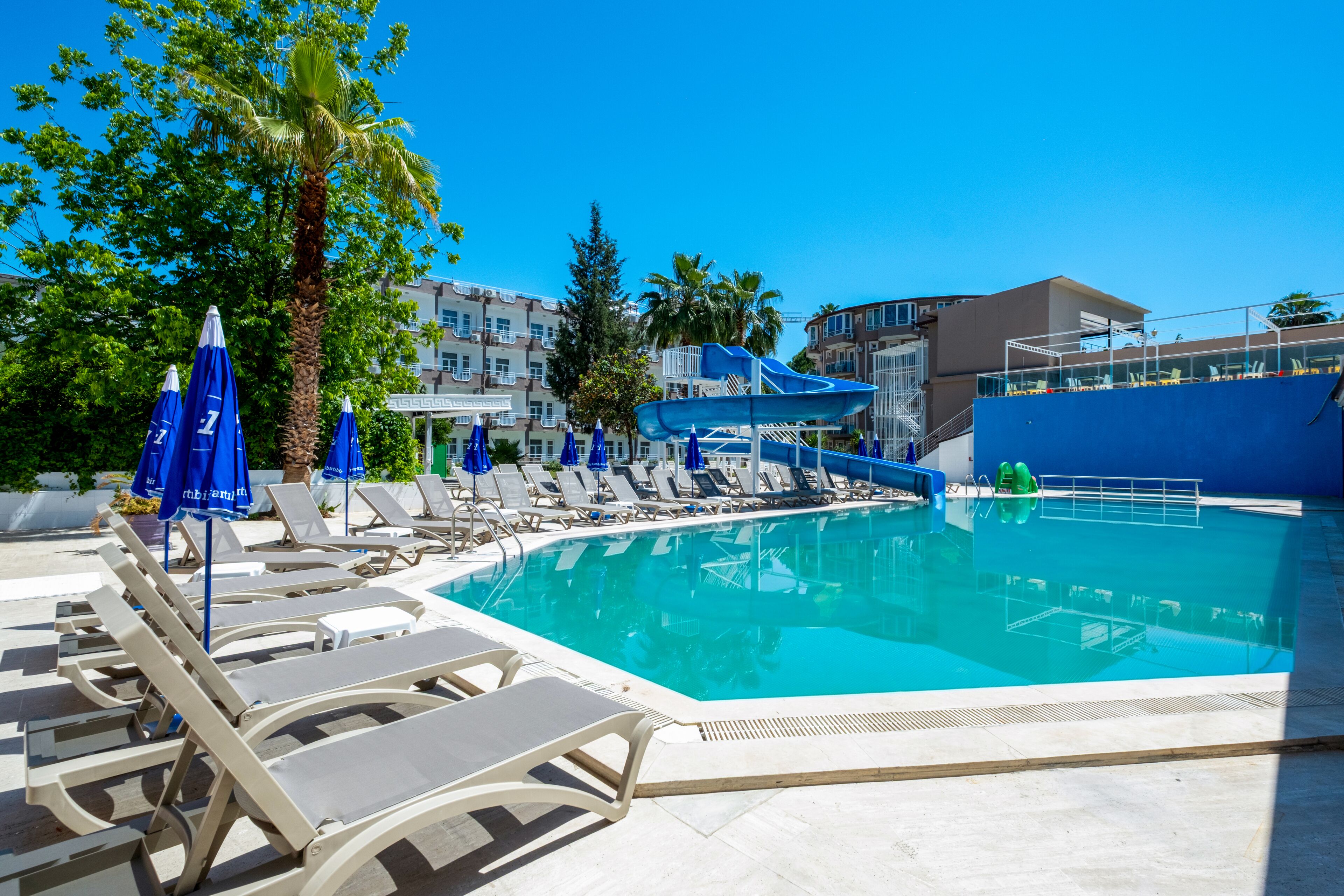 Una piscina al aire libre de temporada