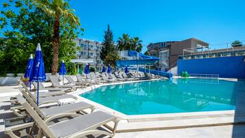 Una piscina al aire libre de temporada