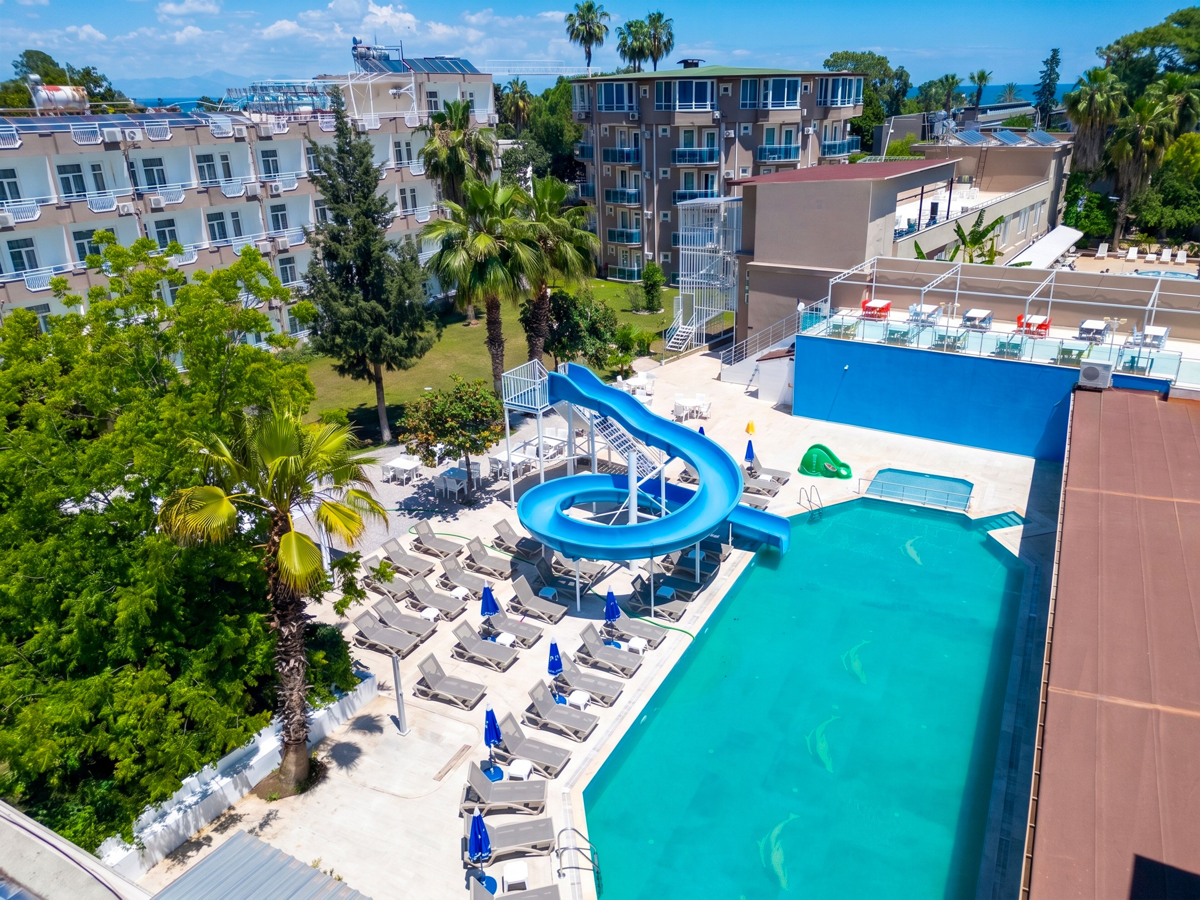 Una piscina al aire libre de temporada