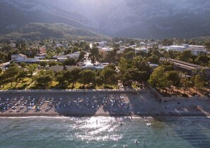 On the beach, sun-loungers, beach umbrellas, beach towels - Marinez Hotel – All Inclusive (Kemer)