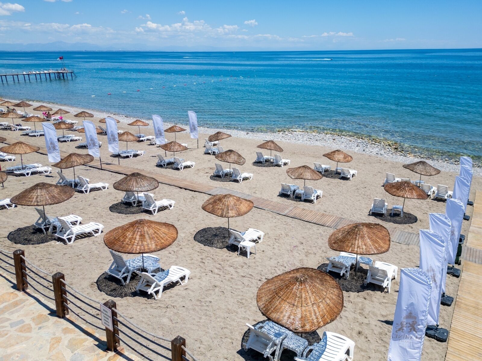 Sulla spiaggia, lettini da mare, ombrelloni, teli da spiaggia
