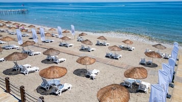 Sulla spiaggia, lettini da mare, ombrelloni, teli da spiaggia