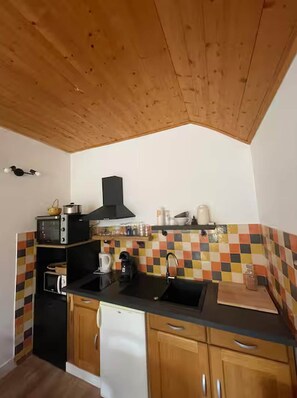 Private kitchen - French Chalet: Jacuzzi, Terrace, Barbecue (Plouasne)