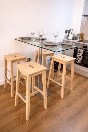 Dining - Spacious stay perfect for Business and Leisure (Birmingham)