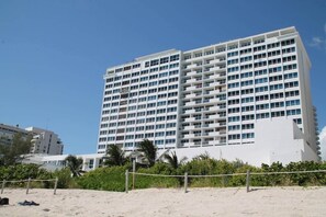 Een meerlaags hotel met een modern ontwerp, met meerdere balkons en een opvallende entree.