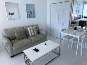 TV - 1128 - Ocean View with Balcony (Miami Beach)
