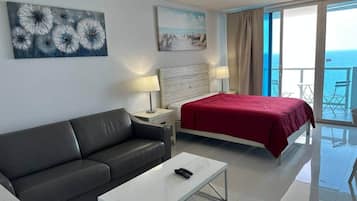 Tabla de planchar con plancha, wifi gratis y ropa de cama