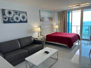 Tabla de planchar con plancha, wifi gratis y ropa de cama 