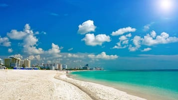 En la playa, camastros y toallas de playa