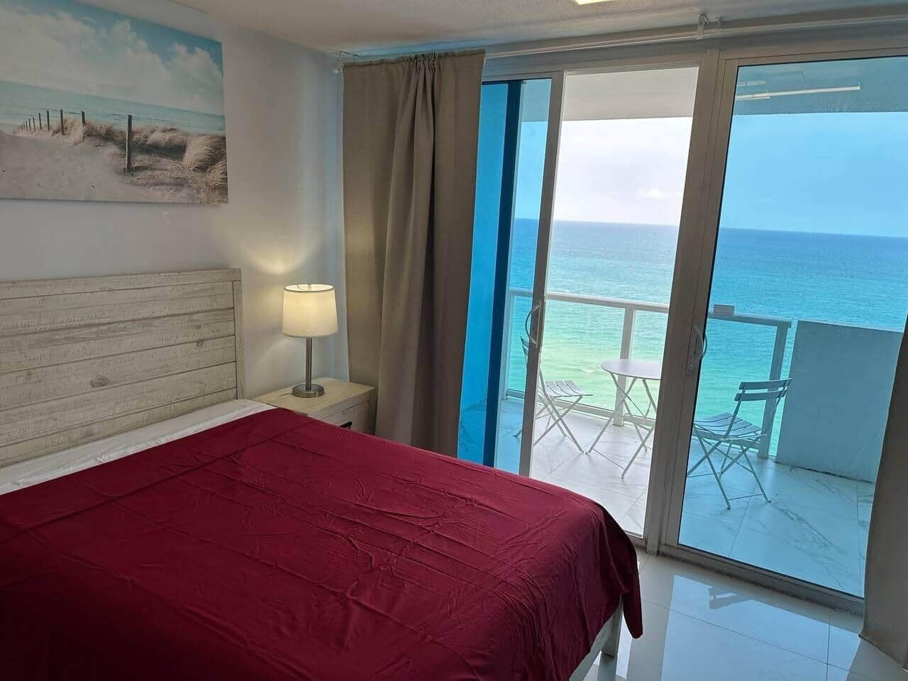 Tabla de planchar con plancha, wifi gratis y ropa de cama 