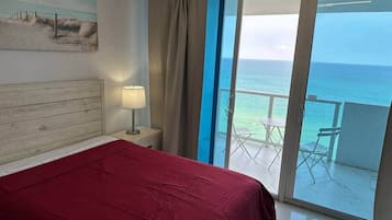 Tabla de planchar con plancha, wifi gratis y ropa de cama