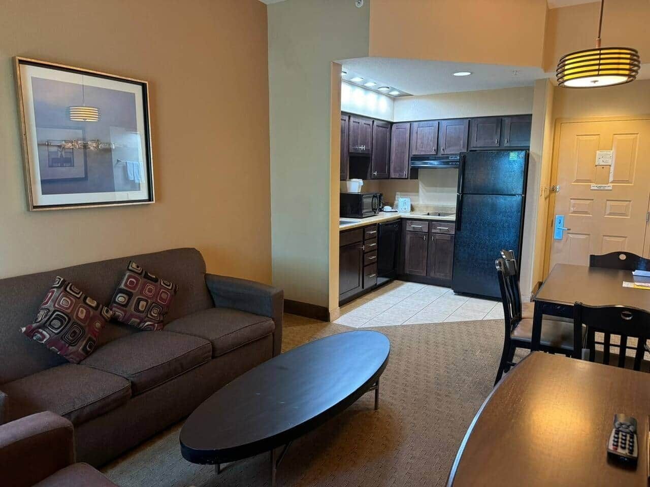 Un salon comprenant un canapé, une table basse et un coin repas avec une table et des chaises.