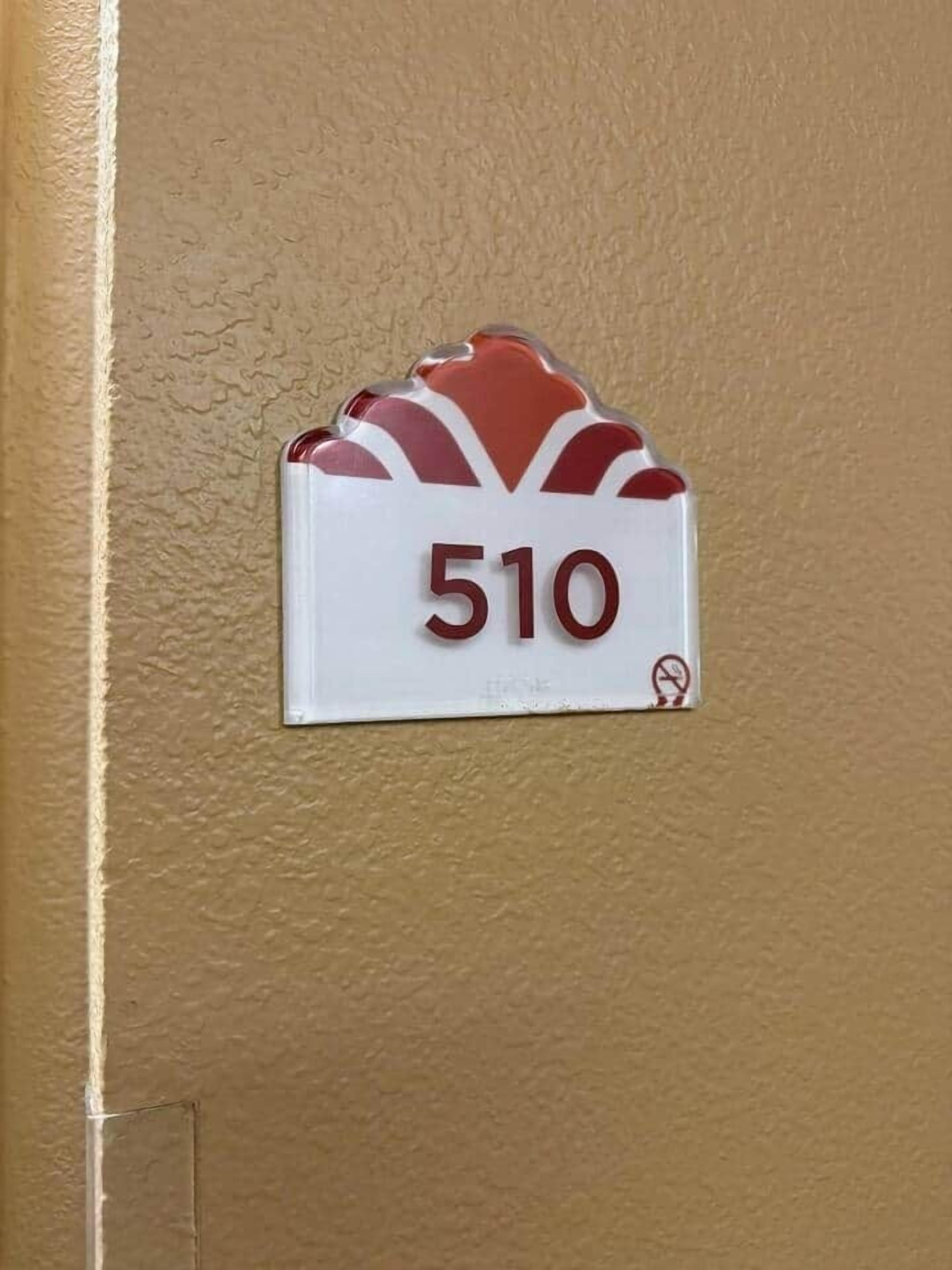 Un letrero en la pared con el número 510.
