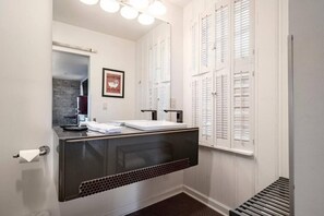Loft, Balkon, Hügelblick | Badezimmer