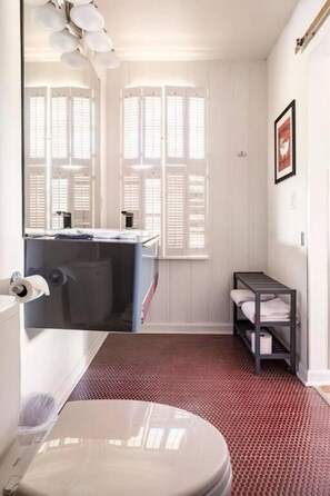Loft, Balkon, Hügelblick | Badezimmer
