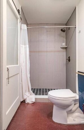 Loft, Balcony, Hill View | Bathroom - River Hill Room 2 (Tuscaloosa)
