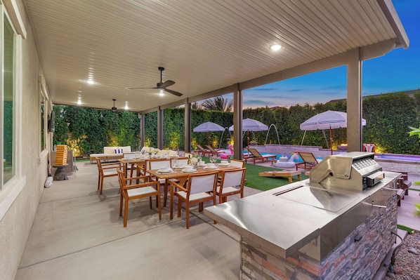 Outdoor dining - The Ultimate Oasis: 7BR Private Resort, Spa & More (Coachella)