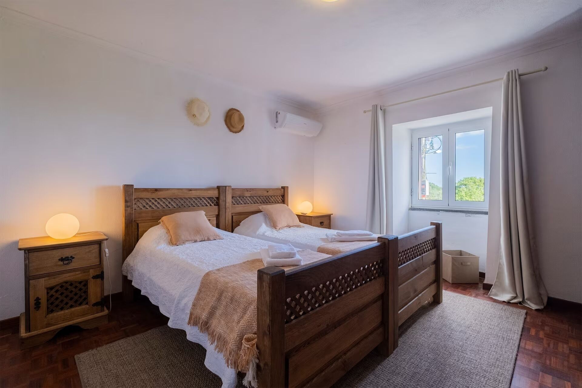 4 slaapkamers, een bureau, een strijkplank/strijkijzer, wifi