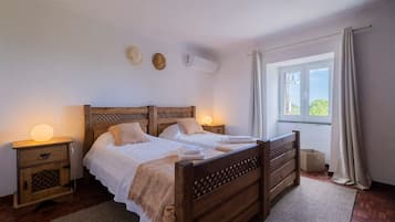 4 slaapkamers, een bureau, een strijkplank/strijkijzer, wifi
