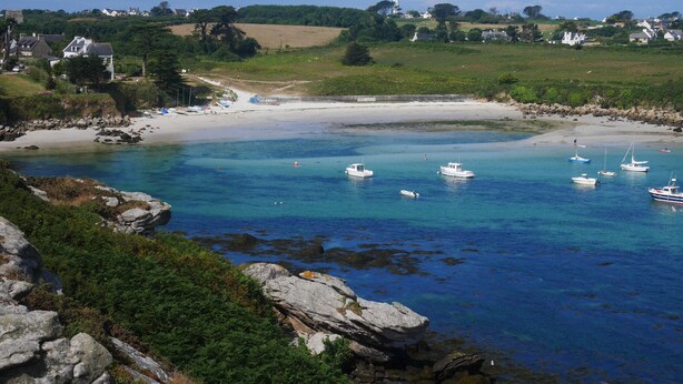 A coastal landscape with clear blue waters, boats, and a lighthouse in the distance. - Beautiful Panoramic View of the sea - Portsall (Ploudalmezeau)