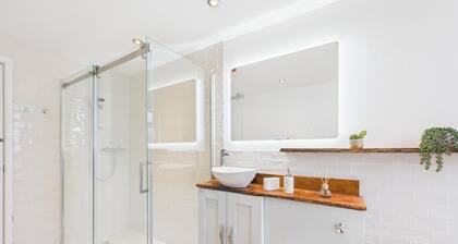 Stylish 2BR | Free Parking | 2 Baths | Oadby