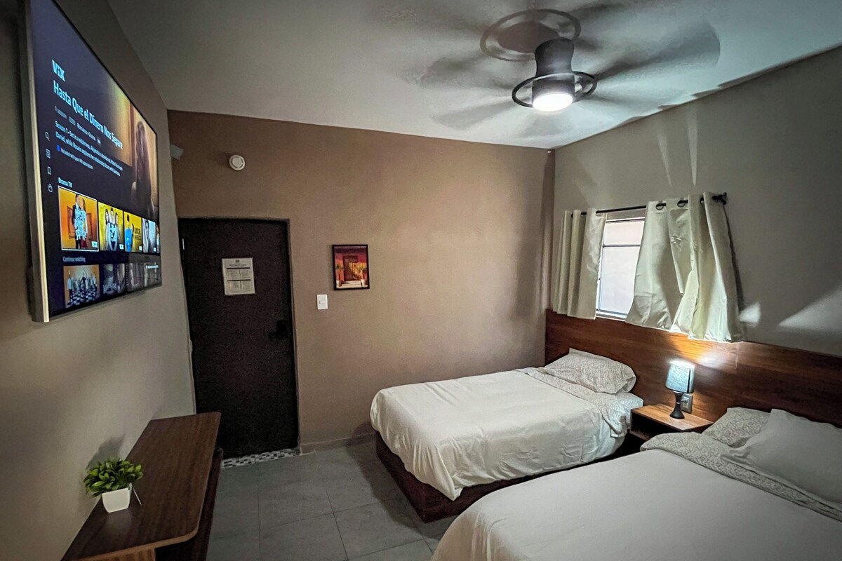 Suite – deluxe, flere senger, privat bad | Skrivebord, skrivebord for bærbar PC og blendingsgardiner