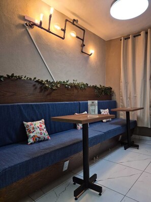 Studiosuite – deluxe, 1 kingsize-seng | Spiseområde