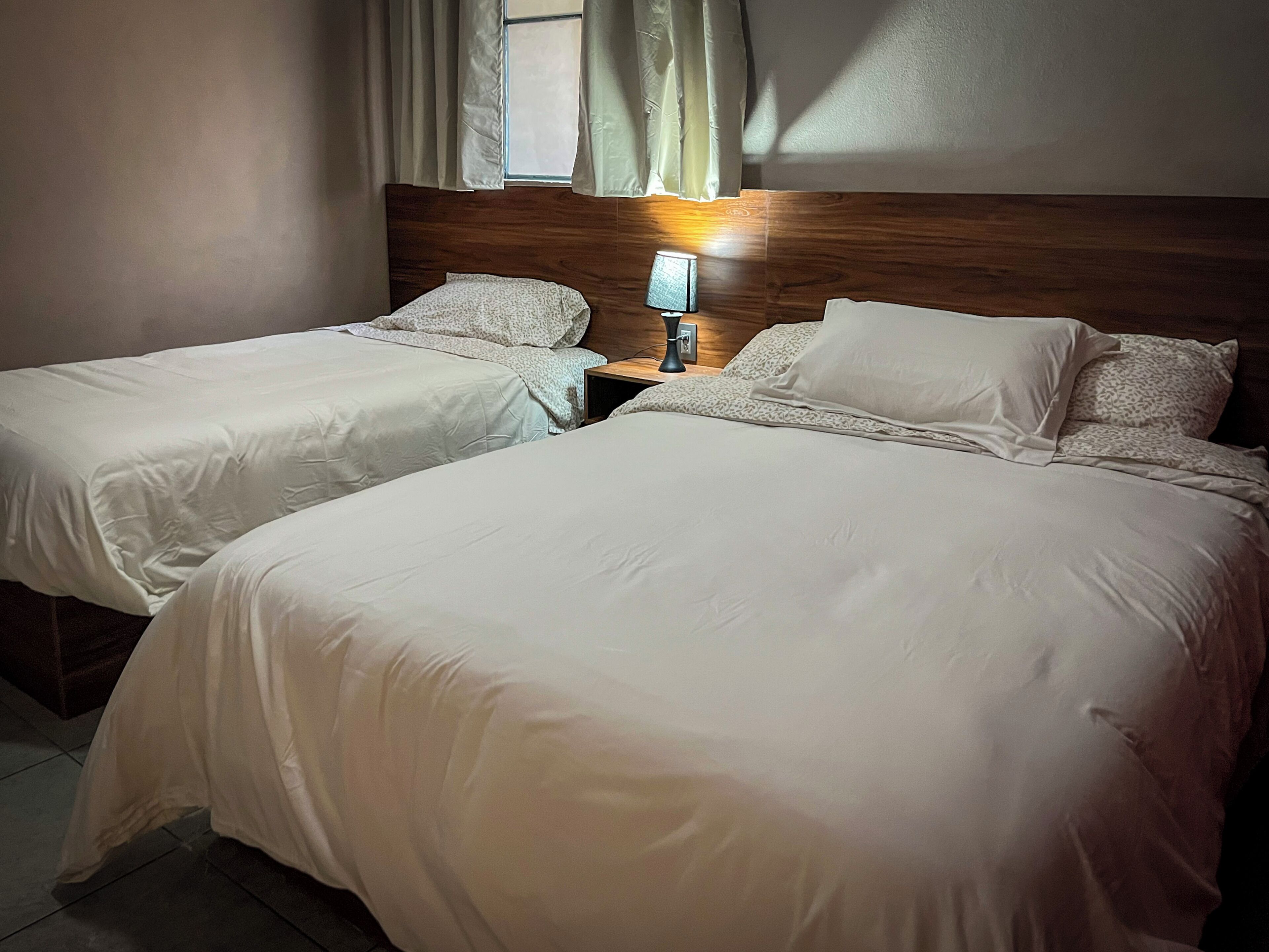 Suite – deluxe, flere senger, privat bad | Skrivebord, skrivebord for bærbar PC og blendingsgardiner
