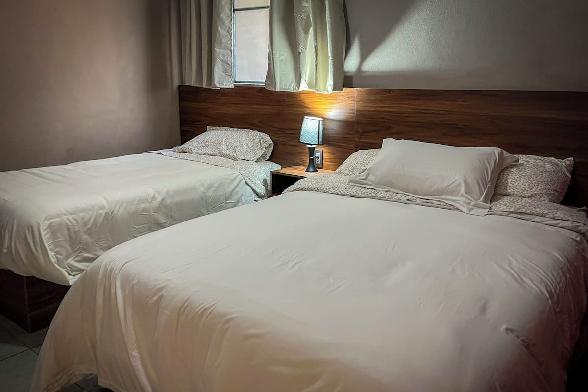 Suite Deluks, Beberapa Tempat Tidur, kamar mandi pribadi | Meja kerja, ruang kerja ramah laptop, dan tirai kedap cahaya
