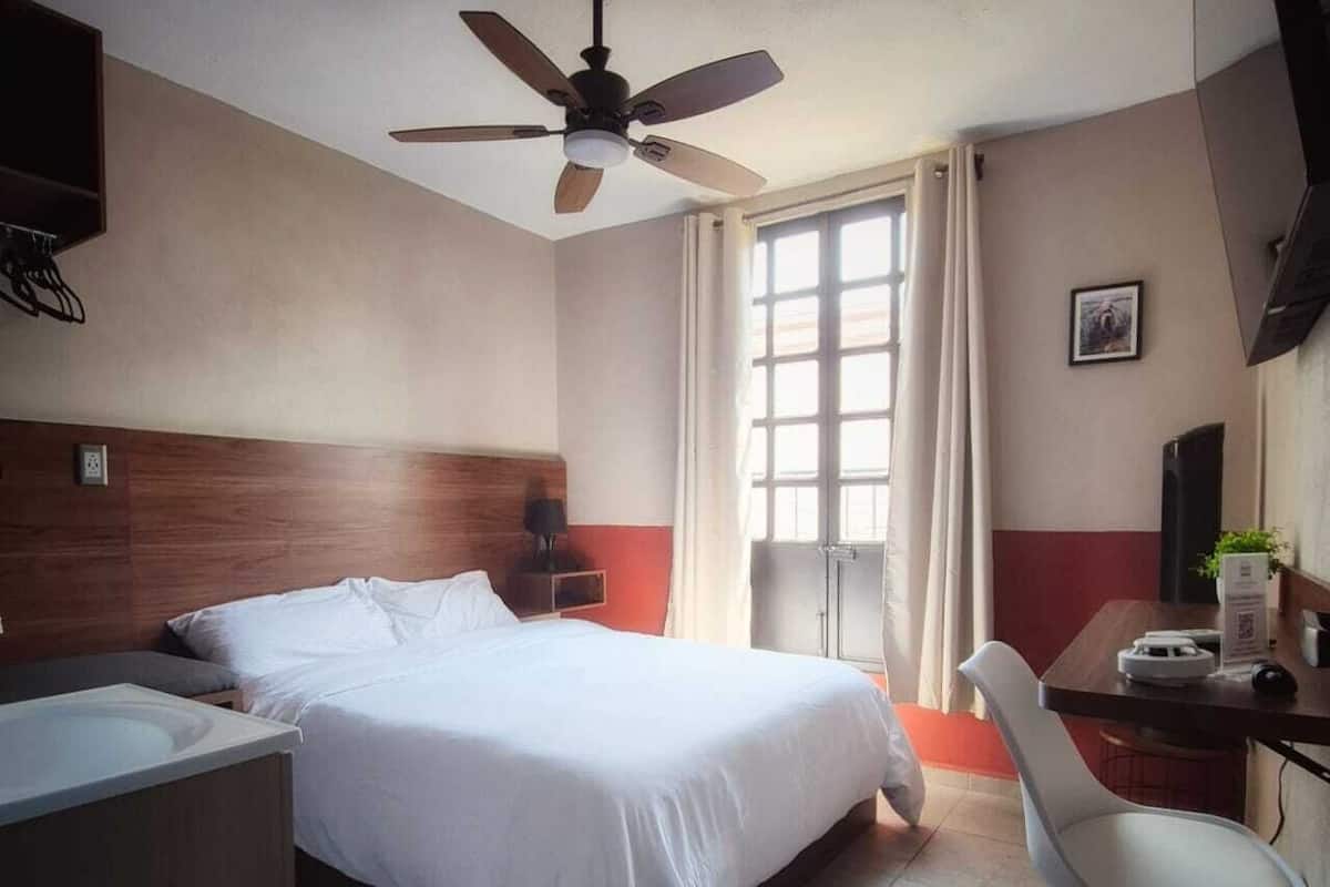 Kamar Double atau Twin Deluks, kamar mandi pribadi | Meja kerja, ruang kerja ramah laptop, dan tirai kedap cahaya