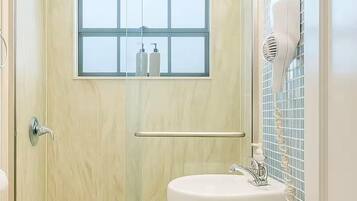 Een douche, een haardroger, handdoeken, zeep