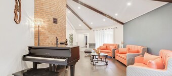 Luxury 5 Bedroom Nature Villa in Beautiful Pickering with Swimming Pool