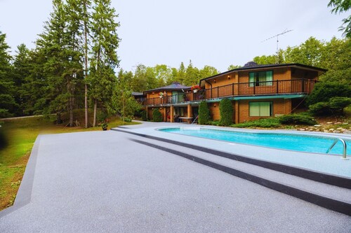 Luxury 5 Bedroom Nature Villa in Beautiful Pickering with Swimming Pool