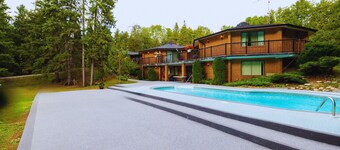 Luxury 5 Bedroom Nature Villa in Beautiful Pickering with Swimming Pool
