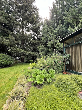 Property grounds. PEAK GLAMPING EXPERIENCE on 1/2 acre w/trees and gardens. Vegetarian/No smokers