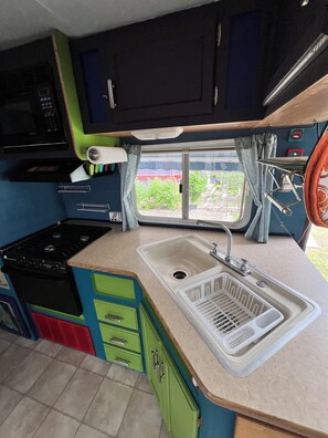 Fridge, microwave, oven, stovetop - PEAK GLAMPING EXPERIENCE on 1/2 acre w/trees and gardens. Vegetarian/No smokers (Tukwila)