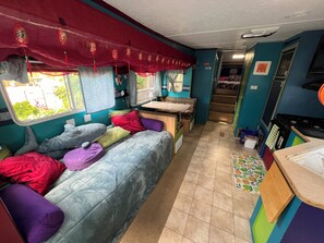 1 bedroom, Internet, bed sheets - ARTful RV on 1/2 acre in nature, but near city; Lumen field, Fort Dent, SeTac (Tukwila)