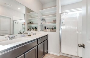 Toallas, jabón, papel de baño 